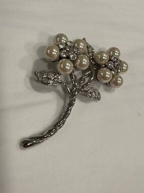 🌷Vintage Statement Floral Brooch Pin Faux Pearls Rhinestones Silver Tone